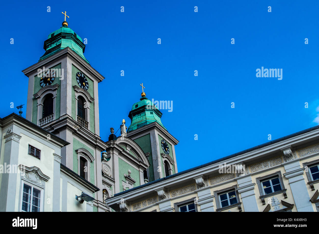 Alte Kirche in Linz, Österreich, mit einem Aqua, Blau Außenfassade. Ein Ort von Interesse und ein monumentales Stück Kunst und Architektur Stockfoto