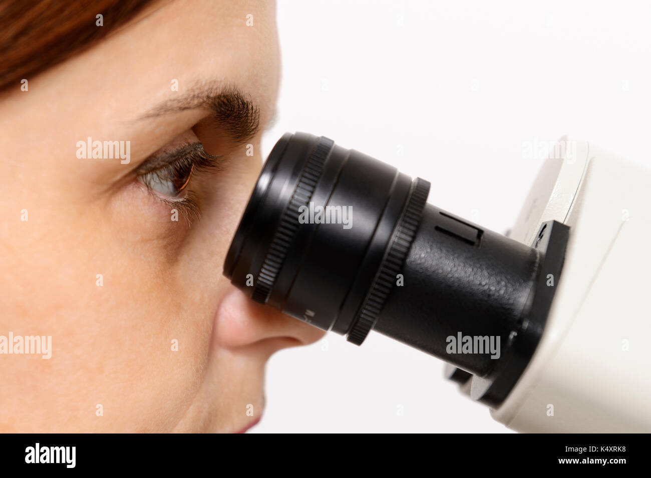 Wissenschaftler mit einem Mikroskop, Hautnah. Stockfoto