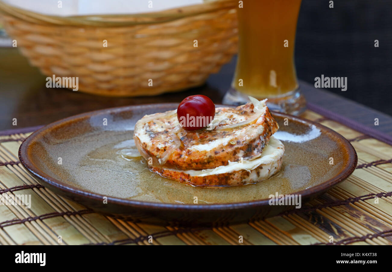 Traditionelle Europäische Tschechischen und Slowakischen snack starter Mahlzeit für Bier, nakladany Hermelin, mariniert Marinierte weichen Camembert Käse, Scheiben, runde Pfeffer in Stockfoto