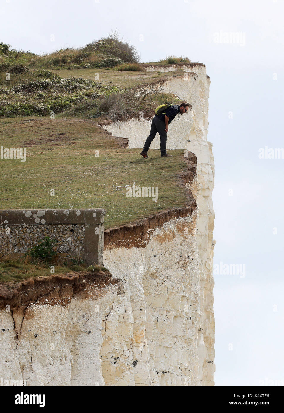 Ein Mann an den Rand der Klippen am Birling Gap in East Sussex trotz der Sicherheit Warnungen nach den jüngsten Rock im Bereich fällt. Bild Datum: Donnerstag, 7. September 2017. Photo Credit: Gareth Fuller/PA-Kabel Stockfoto