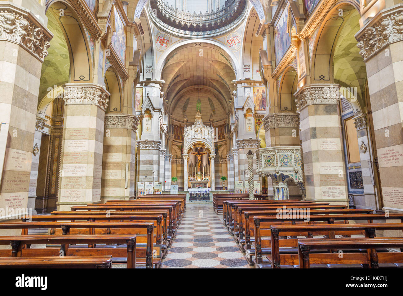 TURIN, Italien - 15. MÄRZ 2017: das Kirchenschiff der Kirche Chiesa di San Dalmazzo. Stockfoto