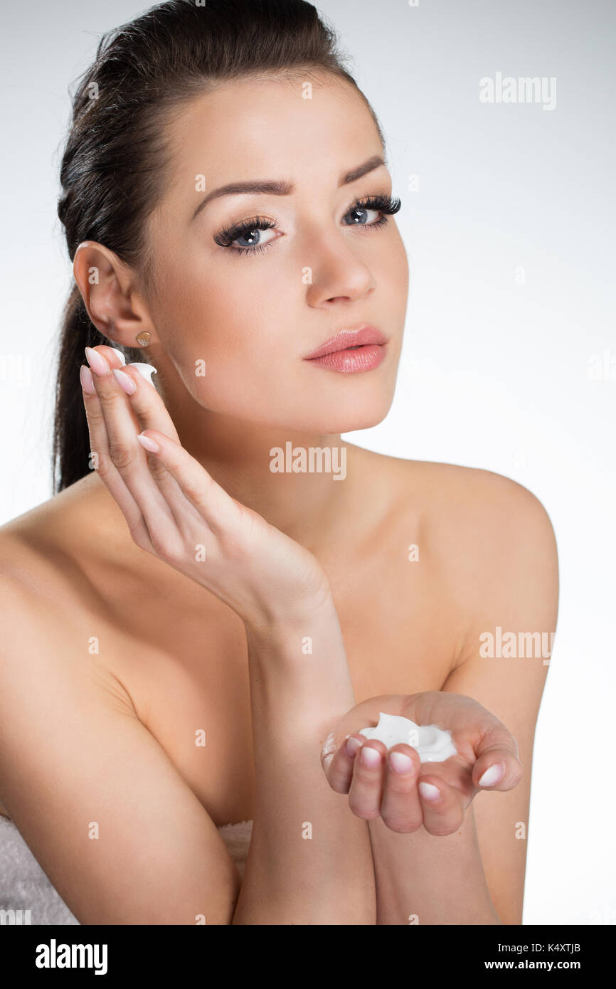 Portrait von klassischen schöne Frau Anwendung Creme im Gesicht Stockfoto