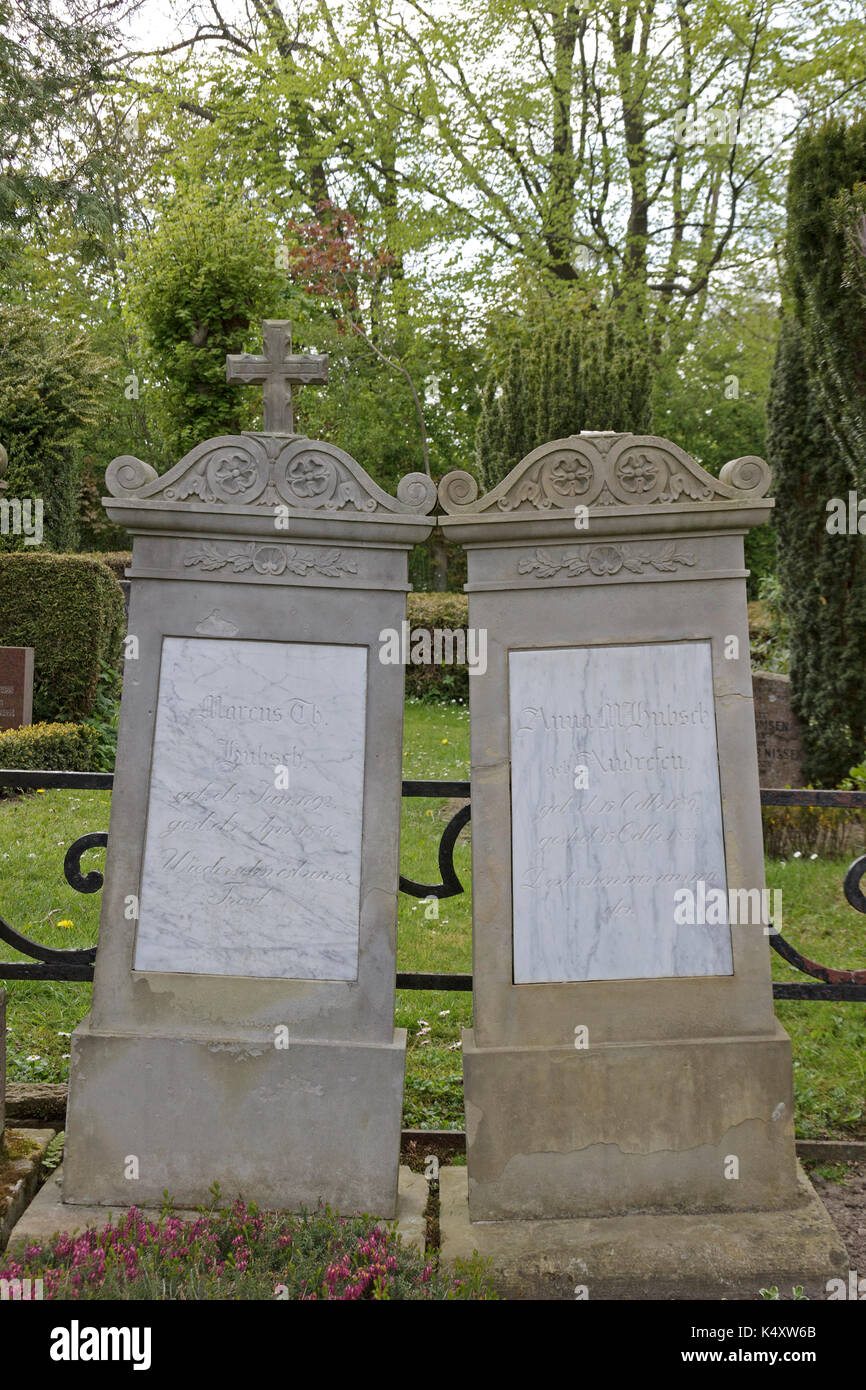 Schiefe Grabsteine auf dem Friedhof, Friedhof, Arnis, Schlei, Schleswig-Holstein, Deutschland Stockfoto