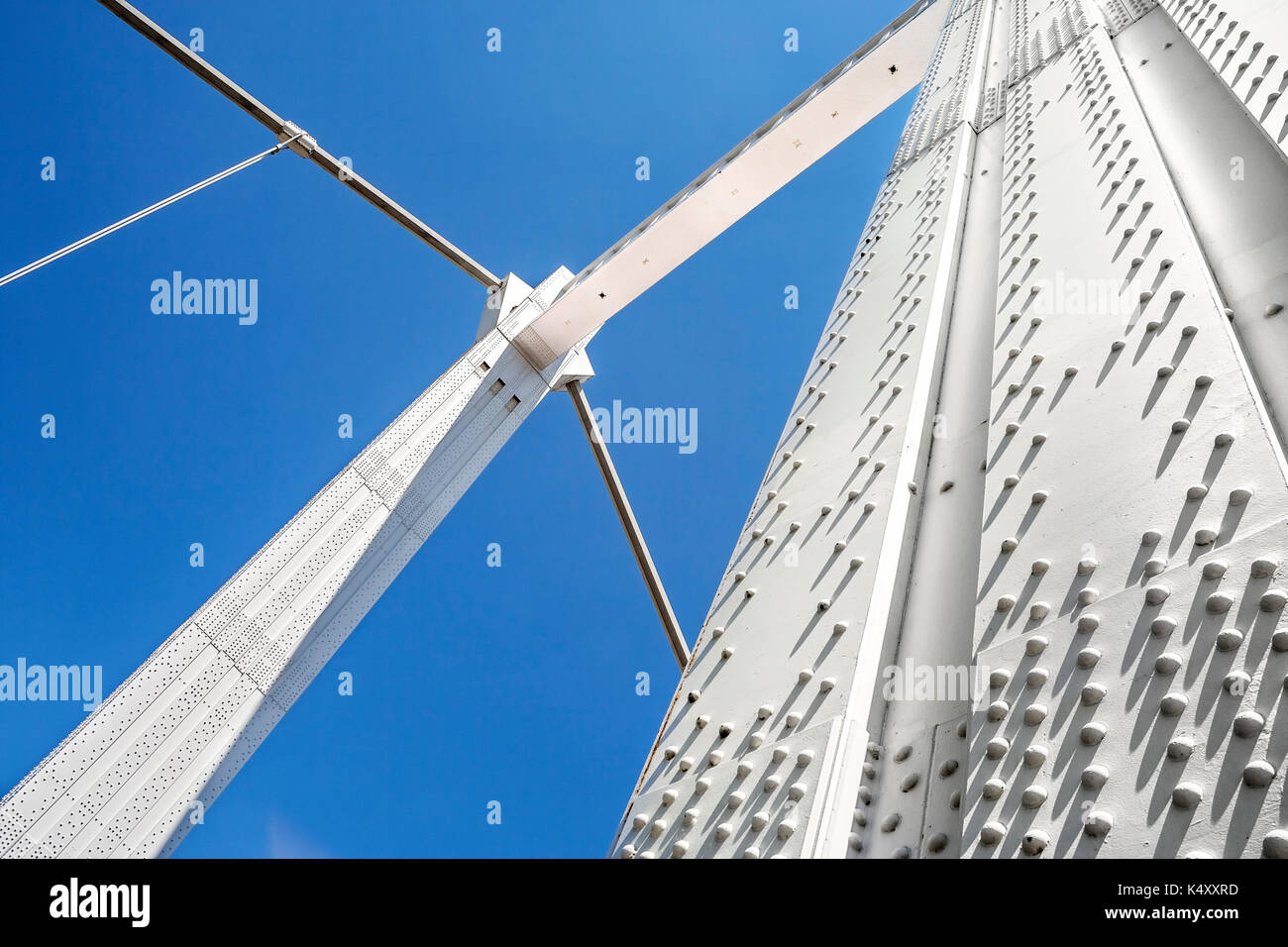 Metall Säulen der Kabelbrücke gegen den blauen Himmel Stockfoto