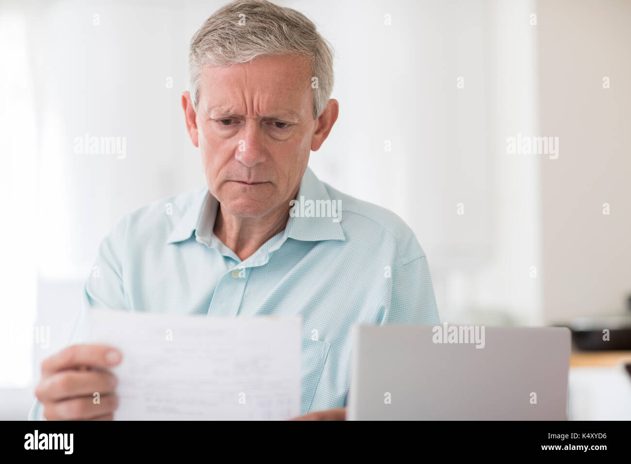 Besorgt reifer Mann mit Laptop Berechnung Haushalt Finanzen Stockfoto