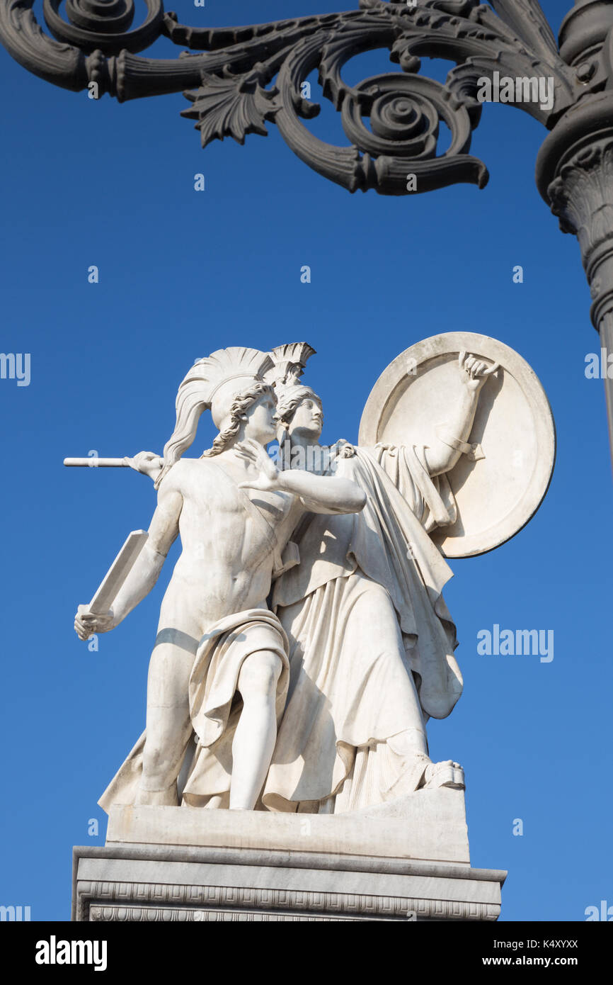 BERLIN, Deutschland, Februar - 13, 2017: Die Skulptur auf der Schlossbruecke - Athena schützt den jungen Helden (Der Unter Dem befand Pallas Athens Zum K Stockfoto