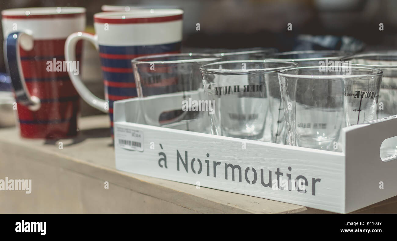 NOIRMOUTIER, Frankreich - 03 Juli, 2017: Nahaufnahme von einem Schaufenster eines Souvenir Shop mit Gläsern, Fach- und Cups Stockfoto