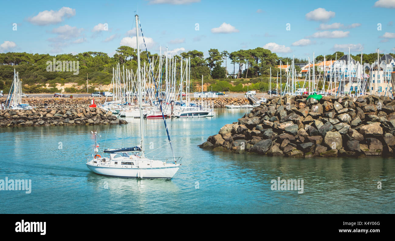 TALMONT saint hilaire, Frankreich - 23. September 2016: Segelboot verlässt den Jachthafen von bourgenay Hafen. ein Jachthafen von ca. 650 die Sitze auf 1 Apr. Stockfoto