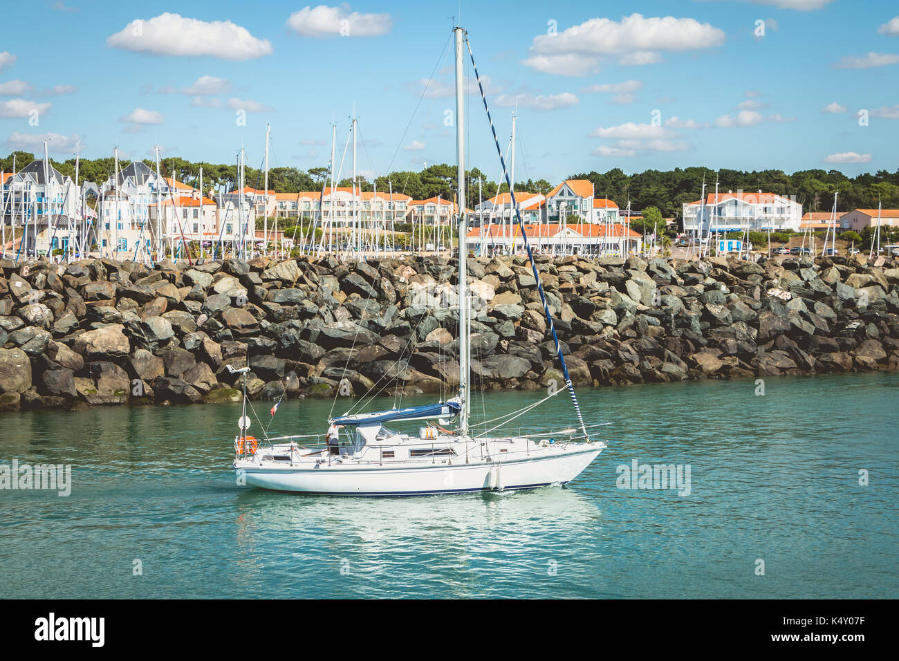 TALMONT saint hilaire, Frankreich - 23. September 2016: Segelboot verlässt den Jachthafen von bourgenay Hafen. ein Jachthafen von ca. 650 die Sitze auf 1 Apr. Stockfoto