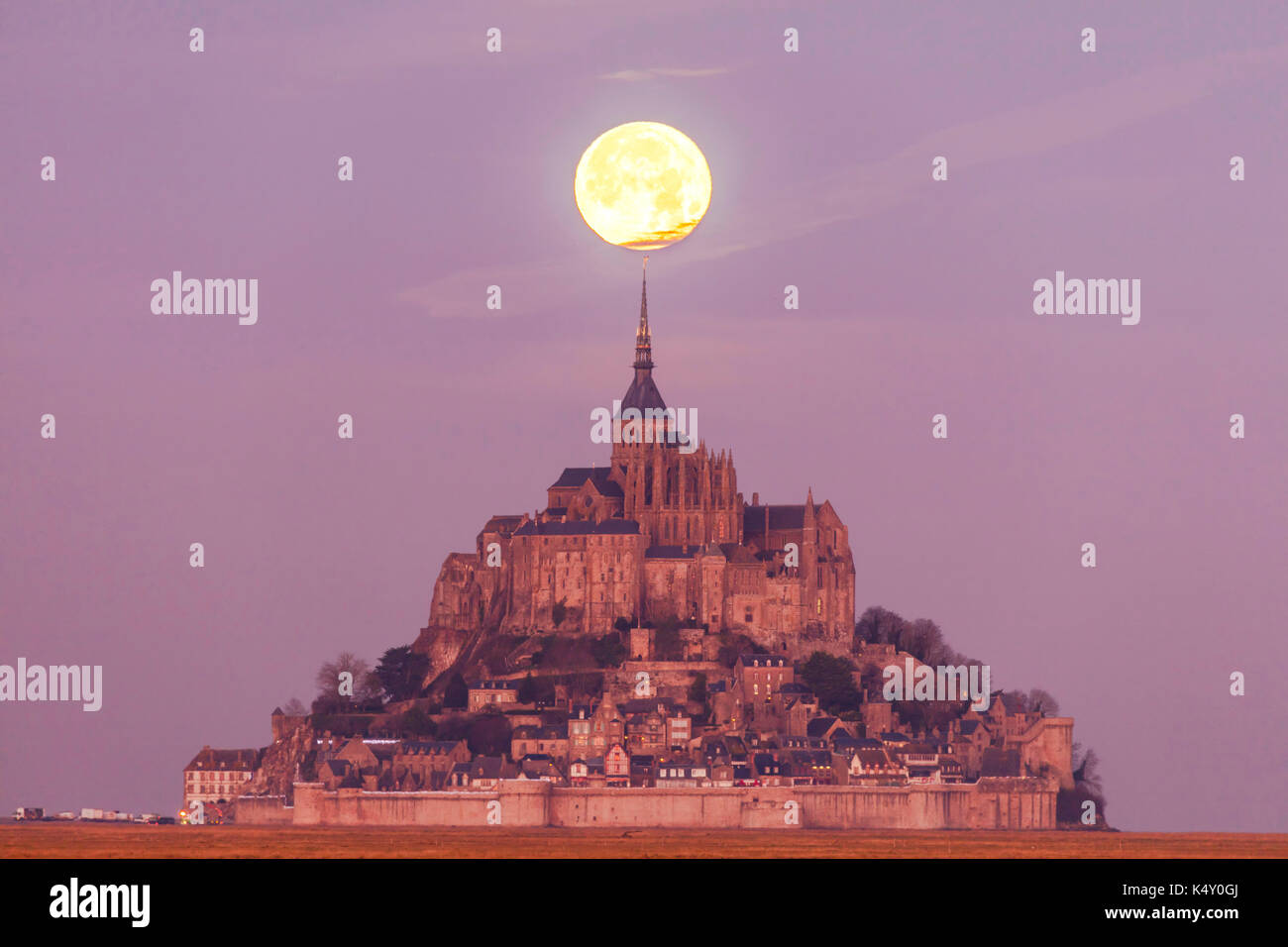 Mont Saint-Michel (St. Michael's Mount), Normandie, Nord-westlichen Frankreich: der Mond über den Berg bei Sonnenaufgang Stockfoto