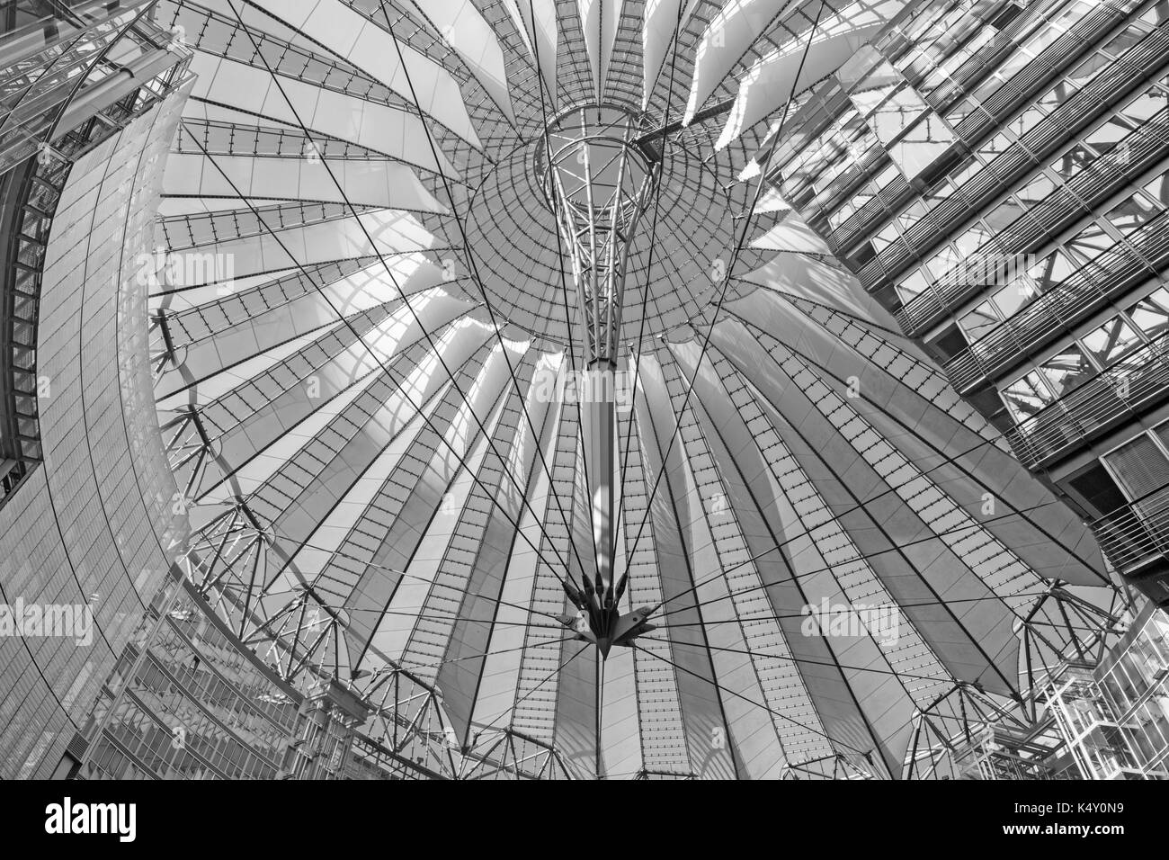 BERLIN, DEUTSCHLAND, Februar, 15, 2017: Der Bau der Kuppel des Sony Center am Morgen. Das Zentrum wurde von Helmut Jahn und Peter Walker konzipiert Stockfoto
