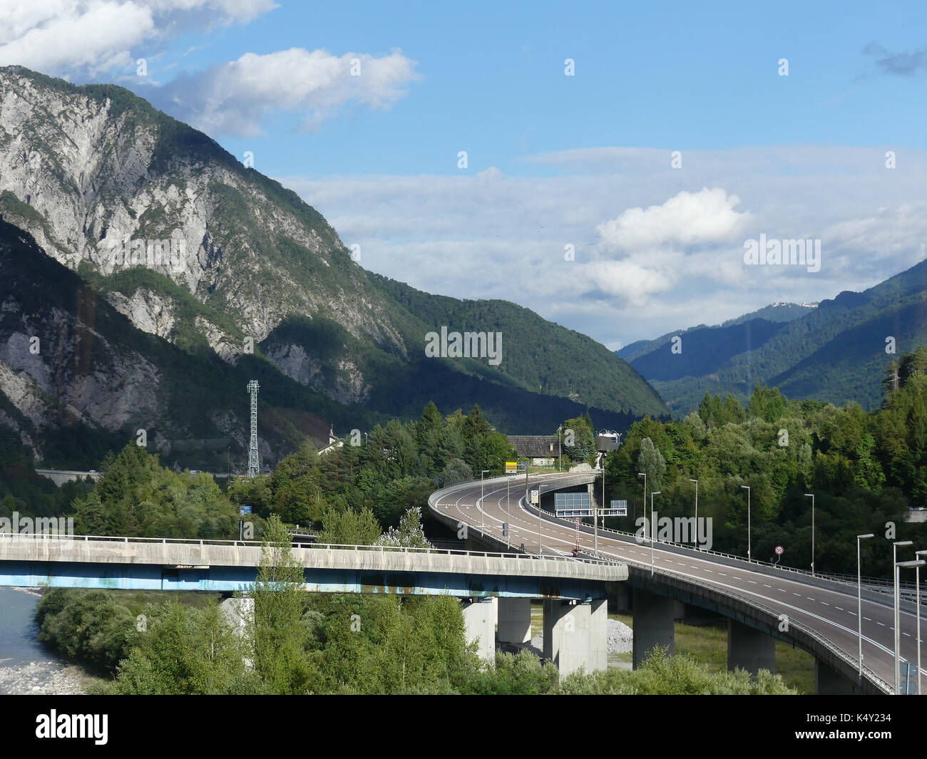 Slowenien Abschnitt der 402 Autobahn, wie es kurz durch Italien in der Region Goriska Brda verläuft. Foto: Tony Gale Stockfoto