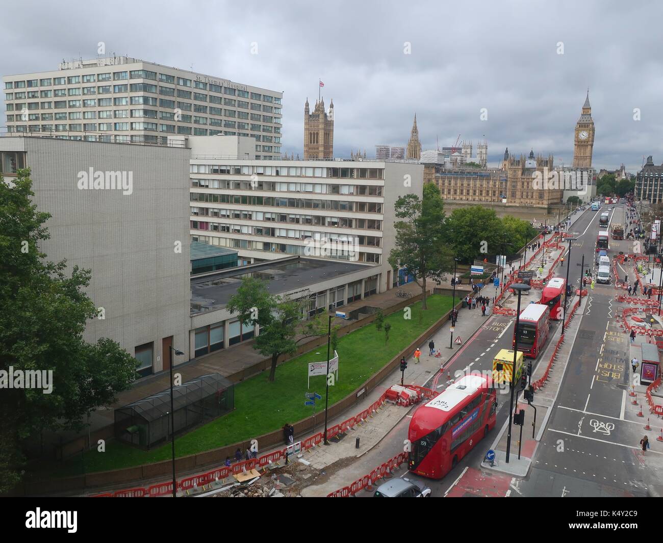 Blick auf die Westminster Bridge, Big Ben und St. Thomas Hospital aus der sechsten Etage des Park Plaza Hotel. London, Großbritannien. Stockfoto