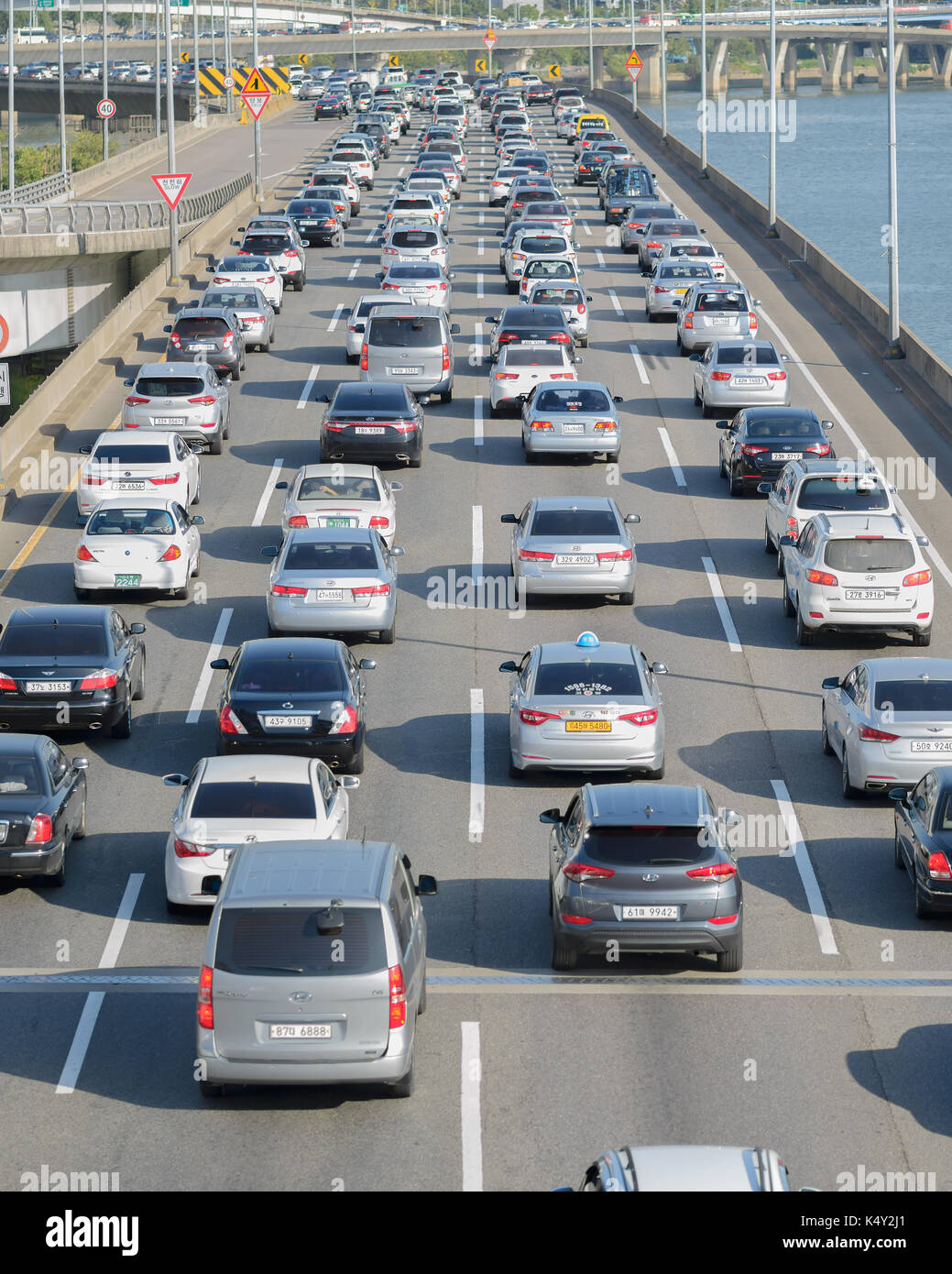 Der Verkehr auf der Autobahn, Südkorea, Seoul, 27. September 2015 Stockfoto