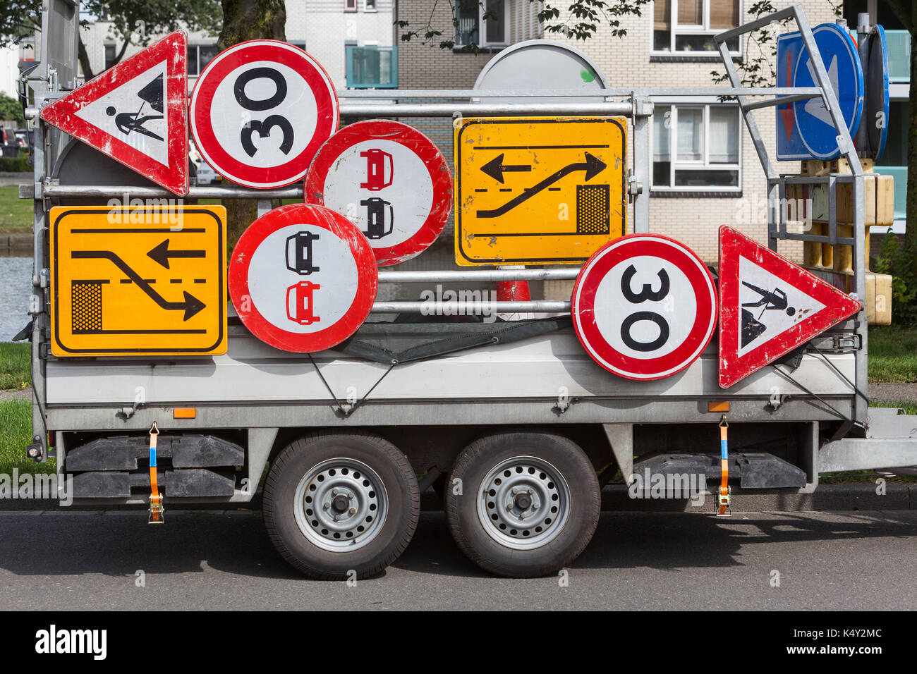 Verwirrende Verkehrsschilder auf einem Anhänger in den Niederlanden Stockfoto