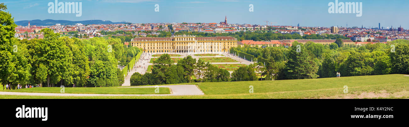 Wien, Österreich - 30. Juli 2014: Das Panorama von Schloss Schönbrunn und die Gärten. Stockfoto