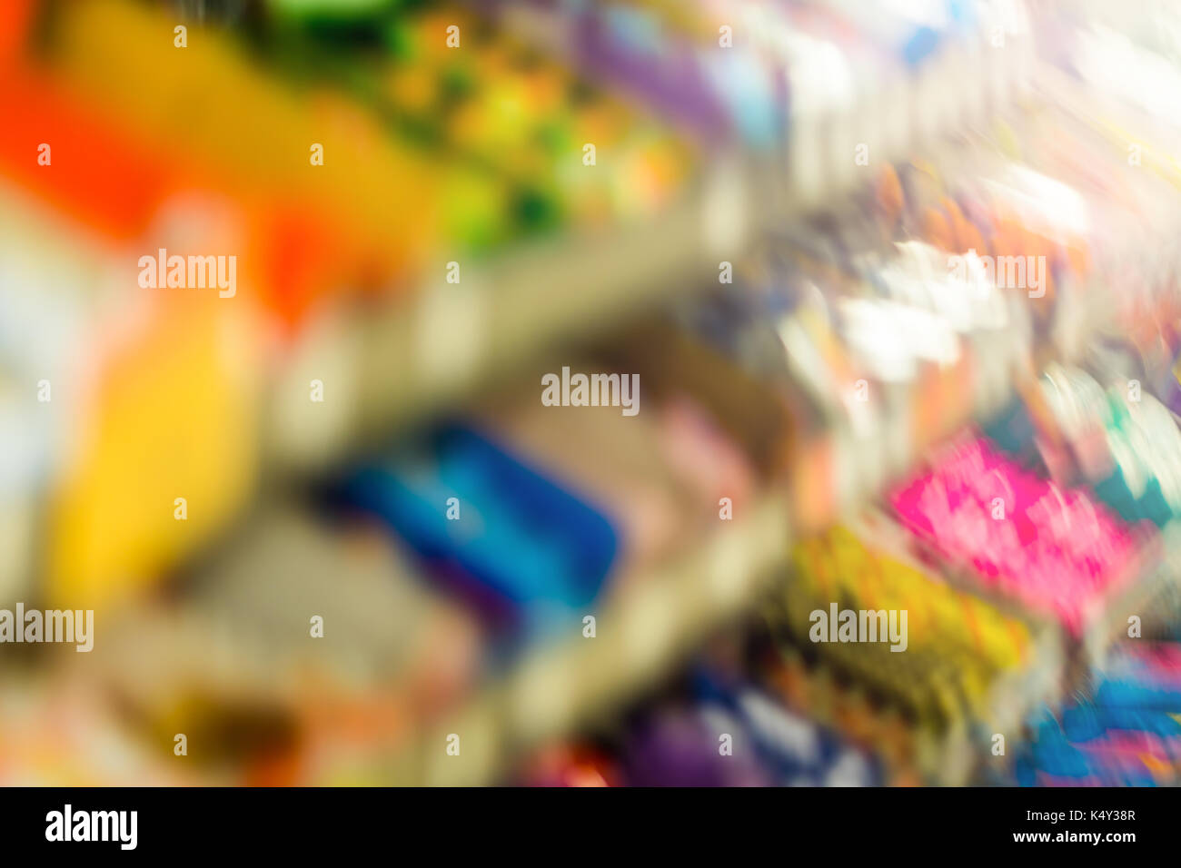 Abstrakte verschwommenen Hintergrund - Supermarkt Gang mit bunten Regale und Waren. Stockfoto