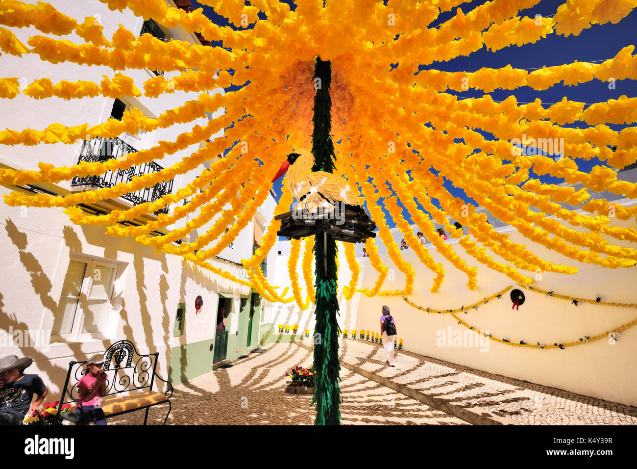 Straßen mit Papierblumen dekoriert. Volksfeste (Festas do Povo). Campo Maior, Portugal Stockfoto