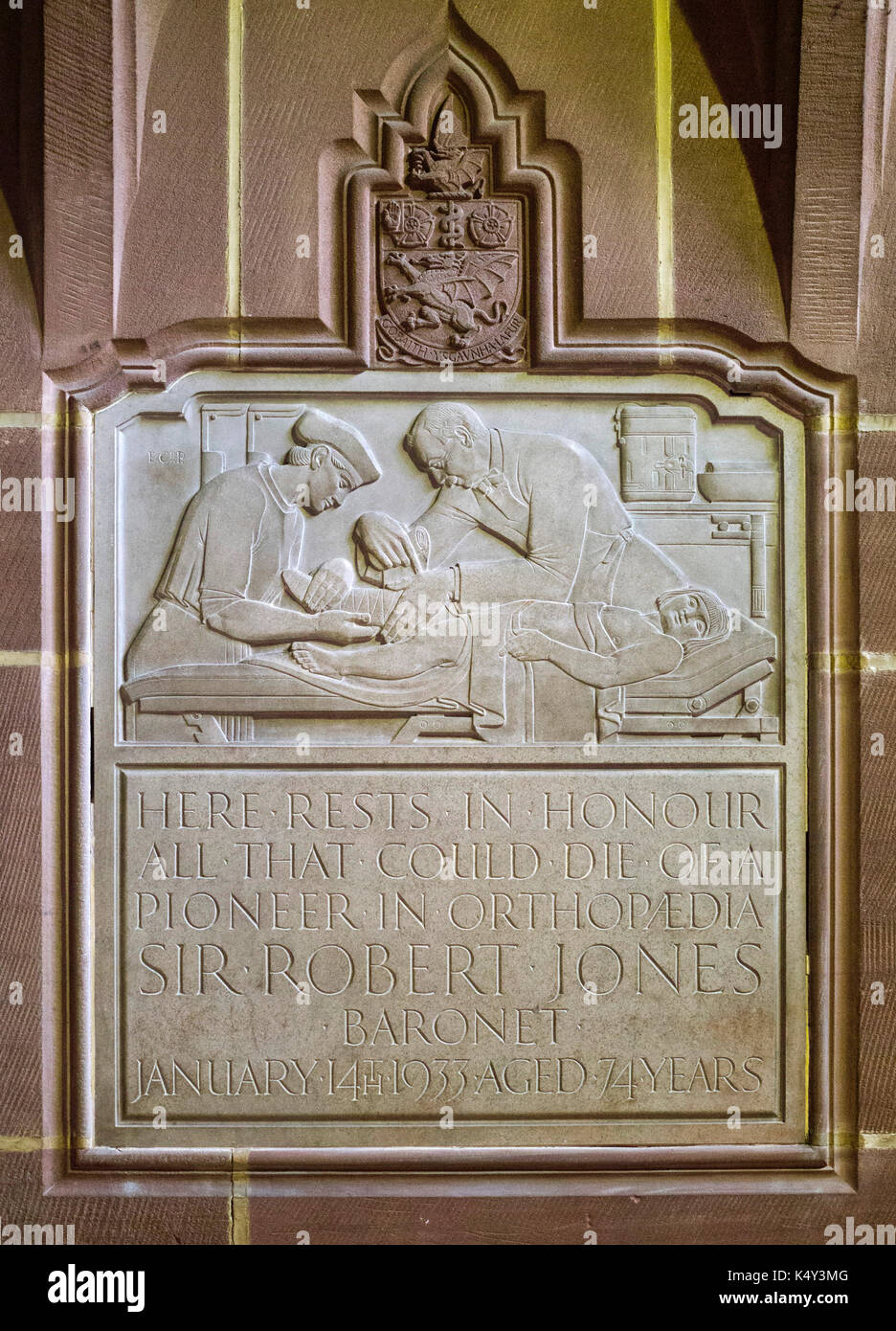 Denkmal für Sir Robert Jones (1857-1933), orthopädische Pionier, in der anglikanischen Kathedrale, Liverpool. Stockfoto