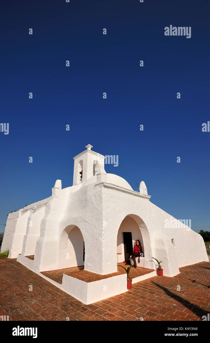 Die hellen, weißen Kapelle Nossa Senhora de Guadalupe. Serpa, Portugal (MR) Stockfoto