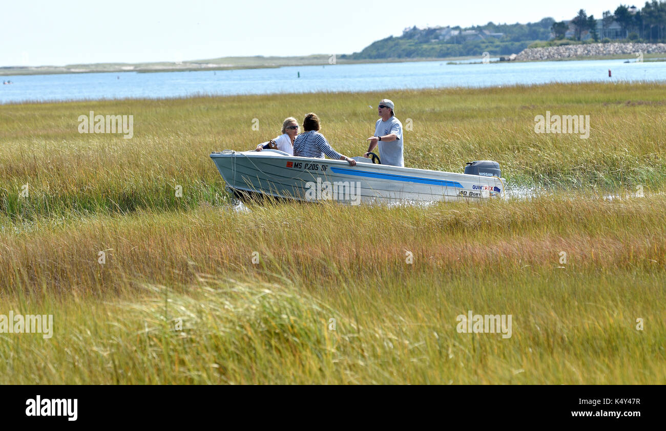 Ein Motorboot macht seinen Weg, obwohl ein Salt Marsh am Fort Hill in der Cape Cod National Seashore Stockfoto