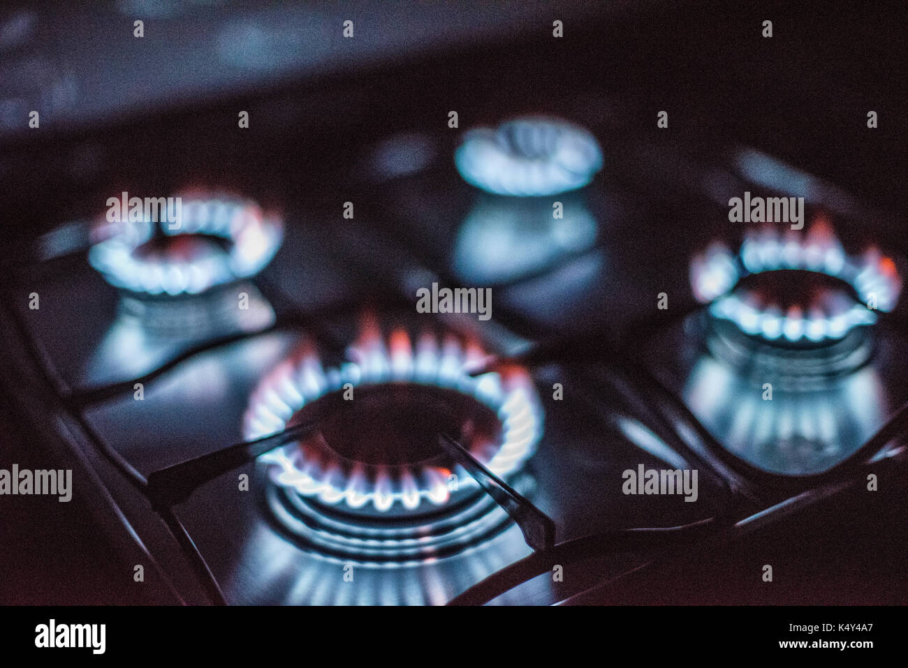 Ringe von Feuer: Vier beleuchtete Kocher Gas Brenner. Stockfoto
