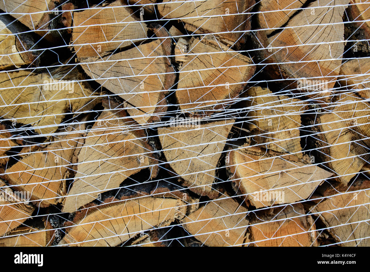 Holz im Depot, schneiden Sie die Protokoll- und zum Verkauf bereit. Stockfoto