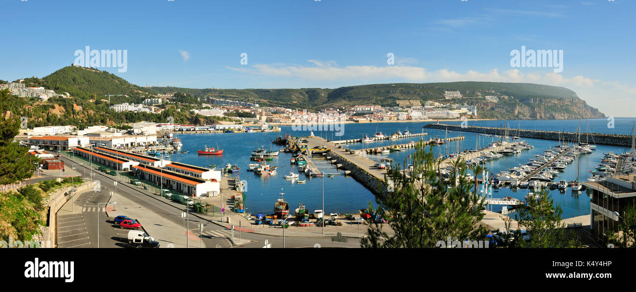 Der Fischerhafen und der Marina in Sesimbra, Portugal Stockfoto