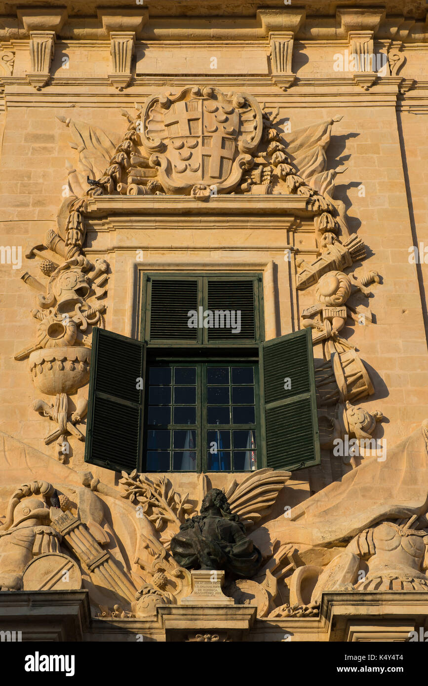 Die Wappen von Kastilien und Leon auf der Oberseite der Auberge de Castille (Amt des Ministerpräsidenten, Valletta) Stockfoto