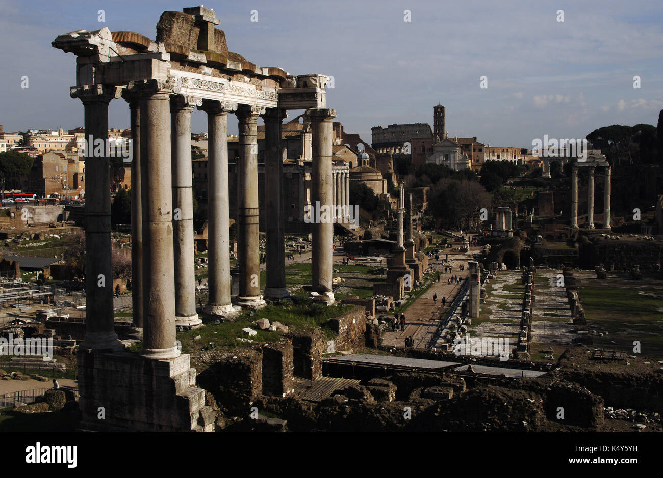 Italien. Rom. Forum Romanum. Tempel des Saturn. In 497 v. Chr. erbaut. Veranda. Stockfoto