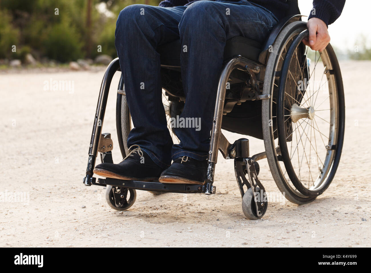 Junge behinderte Menschen im Rollstuhl Lächeln außerhalb. Stockfoto