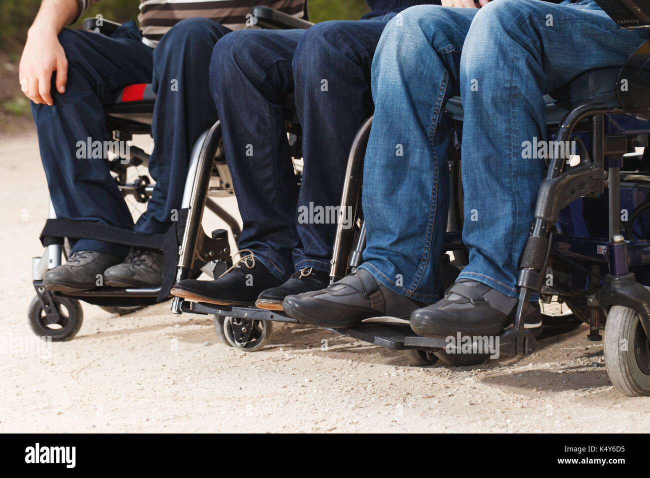 Behinderte Männer im Rollstuhl außerhalb. Kein Gesicht. Stockfoto