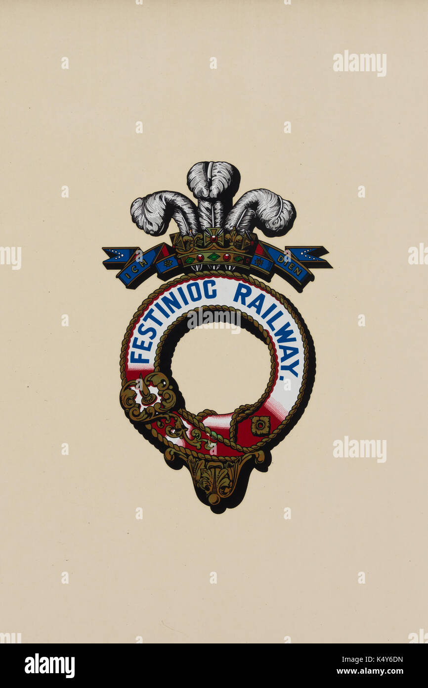 Wappen Der Festiniog Railway Company an der Seite des Wagens. Die älteste Eisenbahn der Welt im Jahre 1836 gegründet Stockfoto
