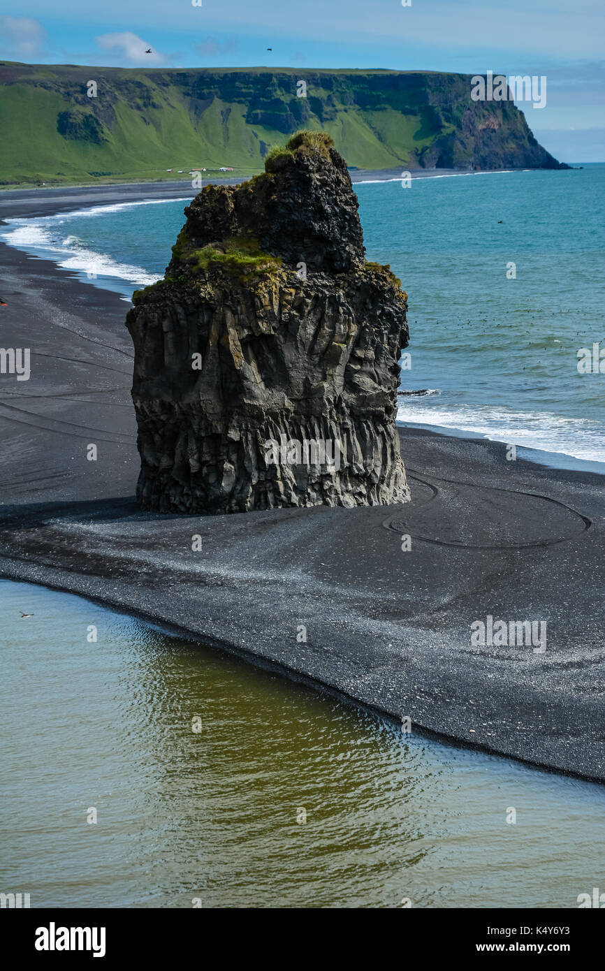 Felsen Bildung am Kap Dyrholaey mit schwarzem Sand Strand und Papageientaucher in der Nähe von Vik Stadt, Island im Sommer an einem sonnigen Tag Stockfoto