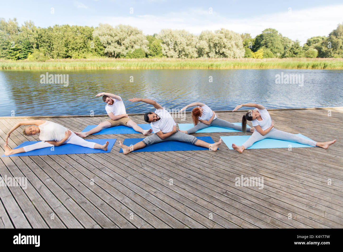 Gruppe von Menschen, die Yoga-Übungen im freien Stockfoto
