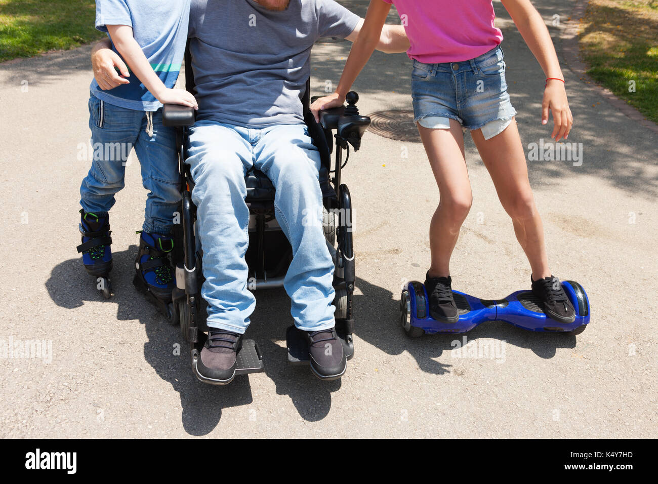 Behinderten Vater im Rollstuhl spielen mit den Kindern. Stockfoto