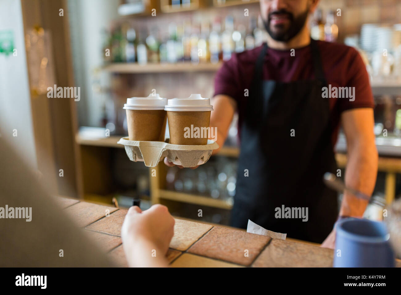 Mann oder Barkeeper Kunde bei Coffeeshop serviert Stockfoto