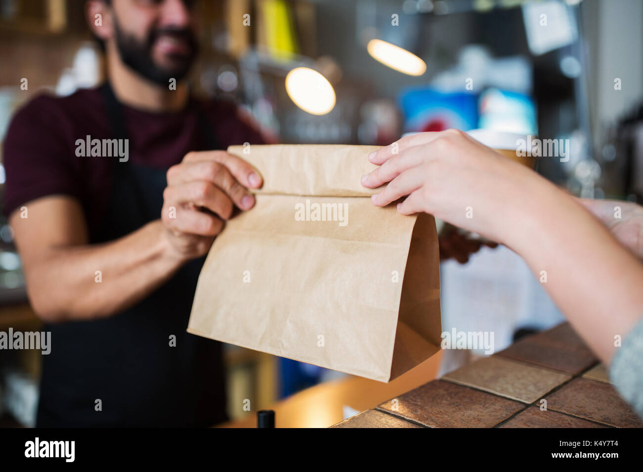 Mann oder Barkeeper Kunde bei Coffeeshop serviert Stockfoto