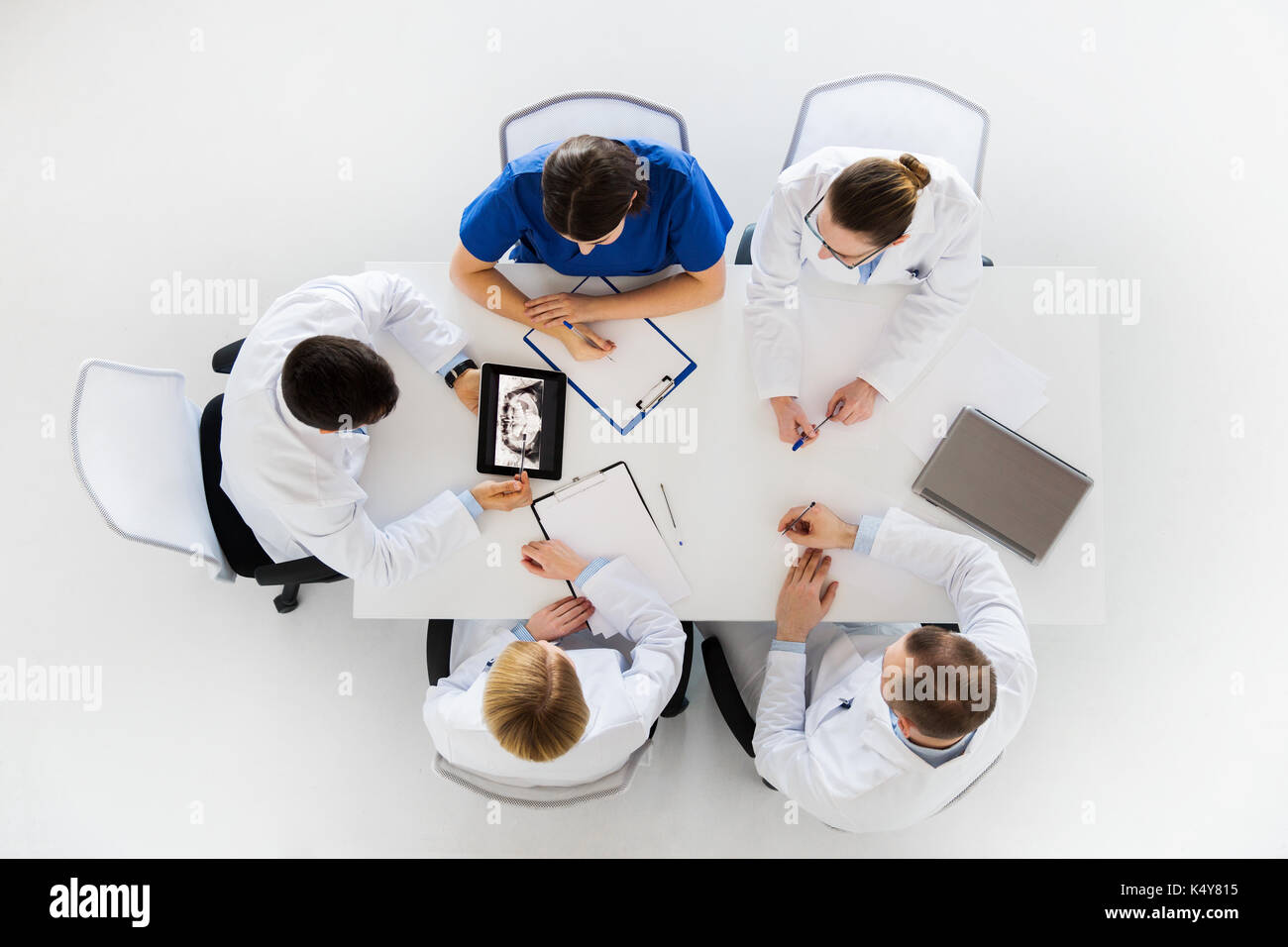 Ärzte mit Blende x-ray auf tablet pc an der Klinik Stockfoto