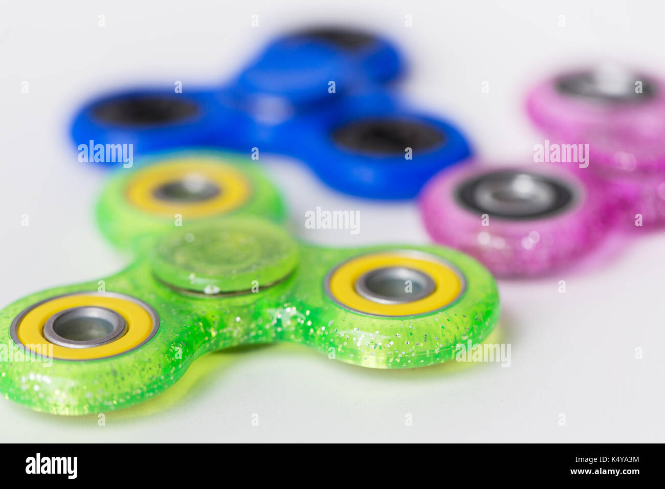 Nahaufnahme der zappeln Spinner auf weißem Hintergrund Stockfoto