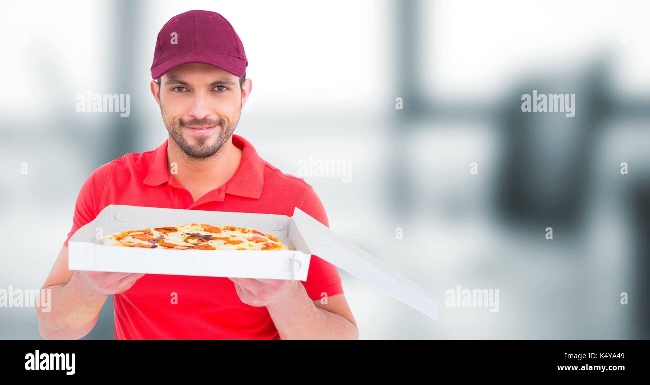 Digital composite der Lieferung Mann mit Pizza gegen blurry Büro Stockfoto