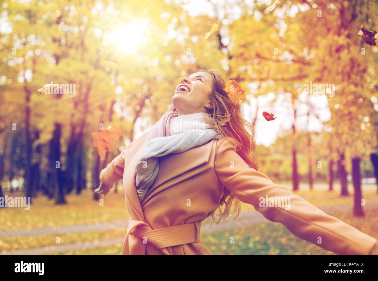 Glückliche Frau Spaß mit Blätter im Herbst Park Stockfoto