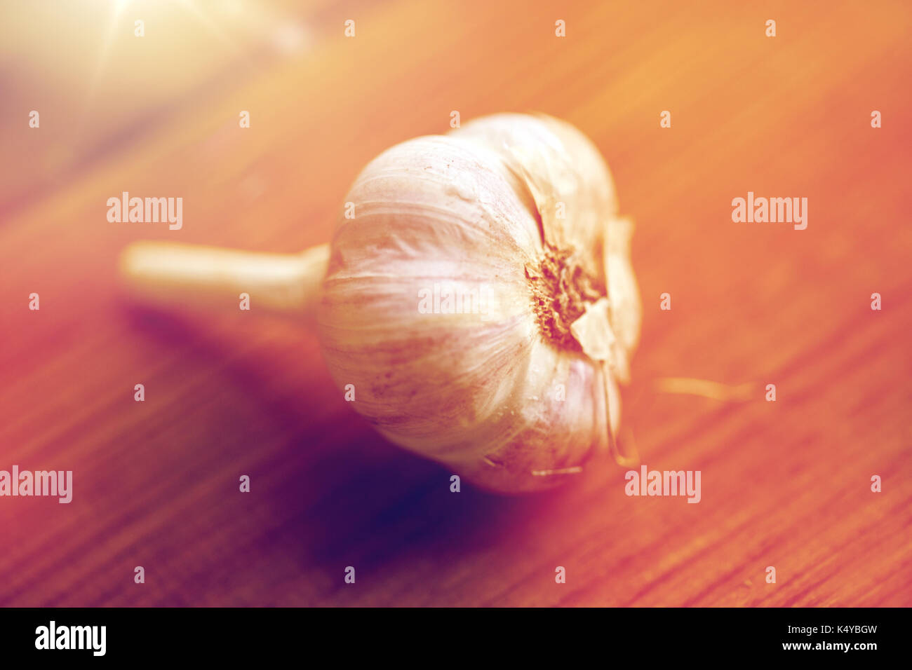 Nahaufnahme der Knoblauch auf hölzernen Tisch Stockfoto