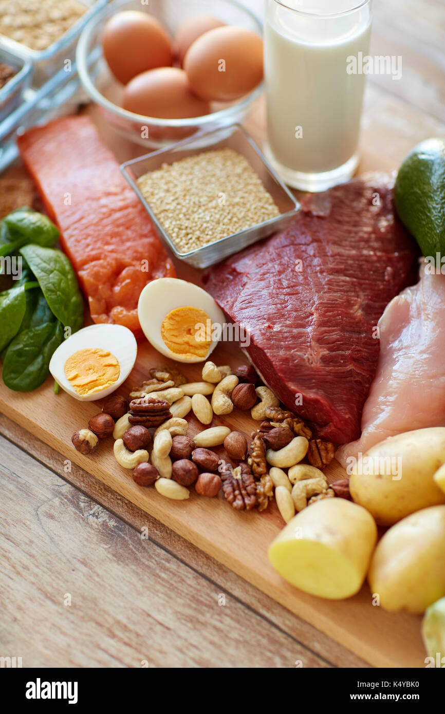 natürliches Protein Essen auf Tisch Stockfoto