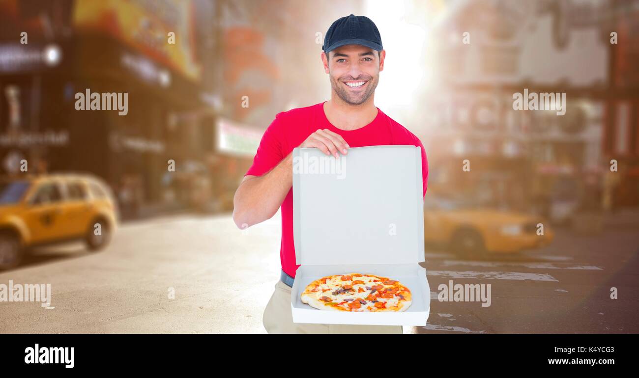Digital composite der Lieferung Mann mit Pizza gegen blurry Straße mit Flares Stockfoto