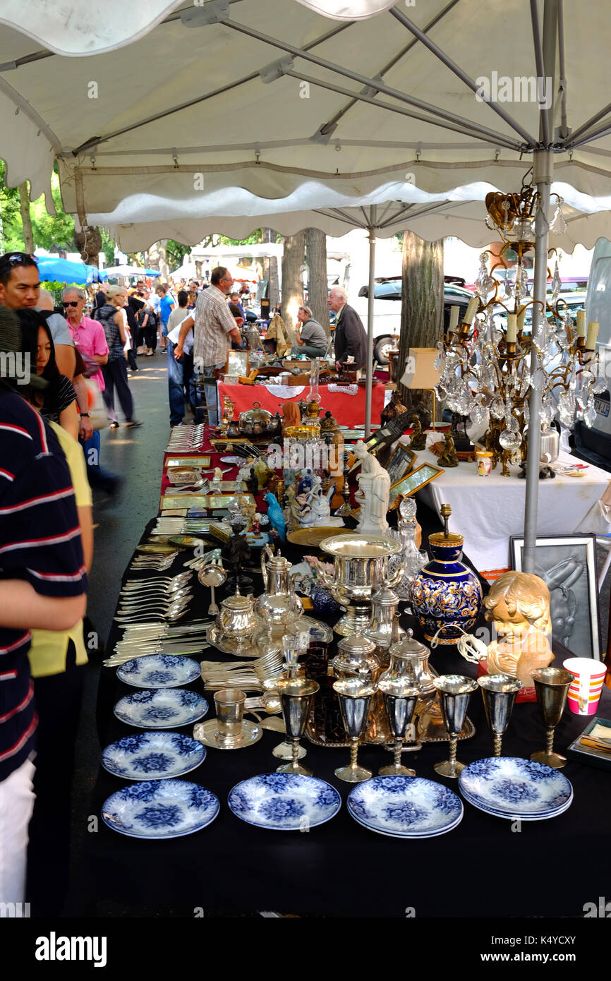 Antike Verkaufsstände in den Marché aux Puces, dem Flohmarkt, an der Porte de Vanves in Paris Stockfoto