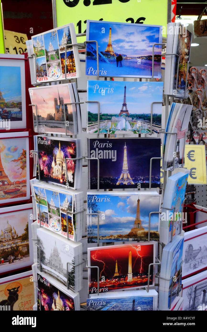 Ein Rack mit Postkarten für Touristen in der Nähe des Eiffelturm in Paris. Stockfoto