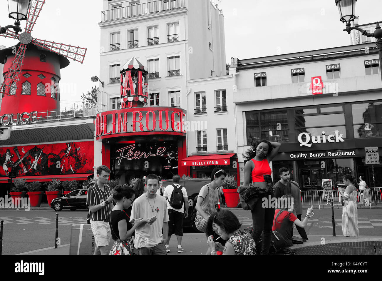 Das Moulin Rouge Cabaret Club in den Boulevard de Clichy, Pigalle in der Nähe von Montmartre, Paris mit der roten Farbe auf einer schwarzen und weißen Hintergrund beibehalten Stockfoto