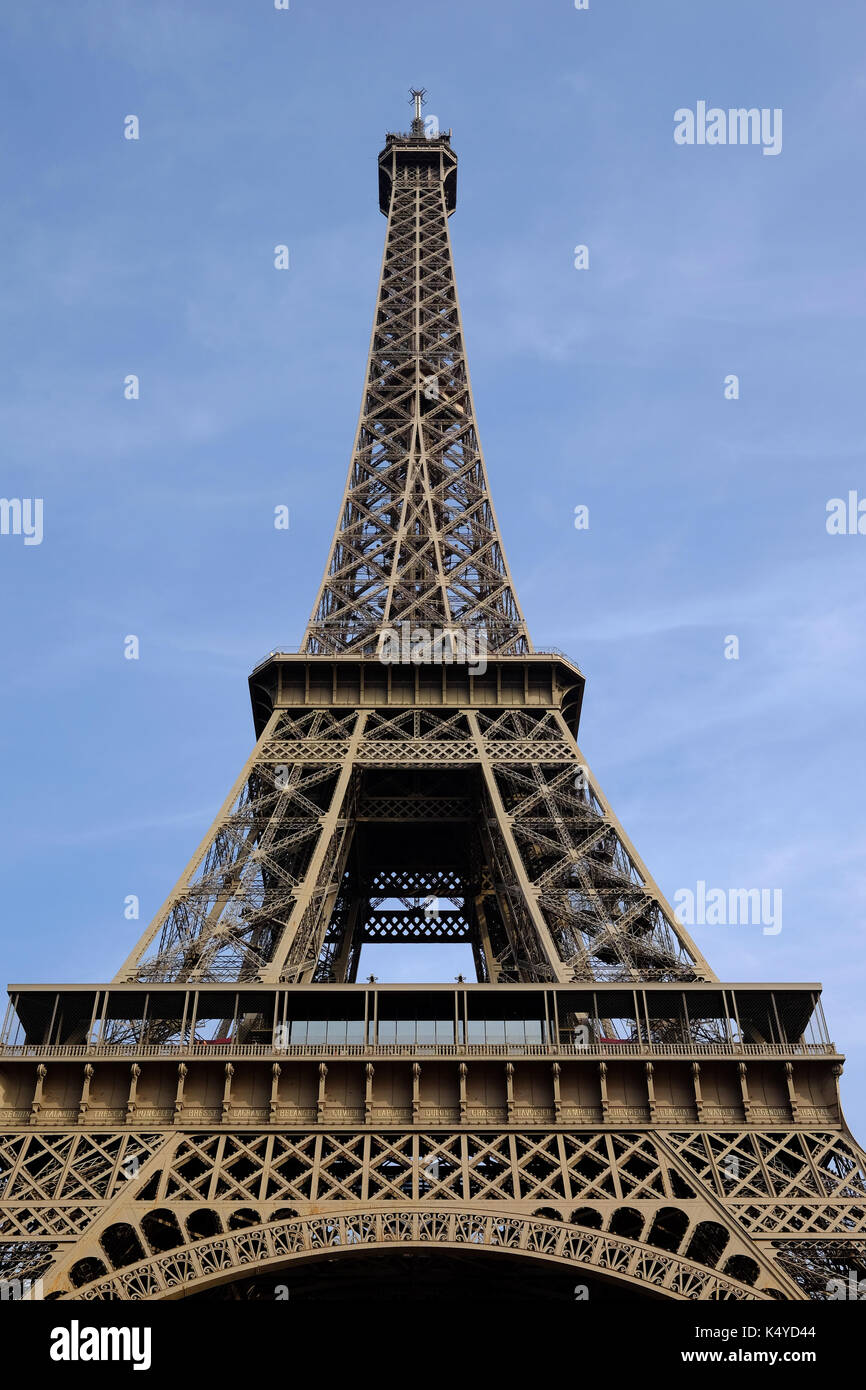 Der Eiffelturm in Paris auf einen sommerlichen Nachmittag Stockfoto