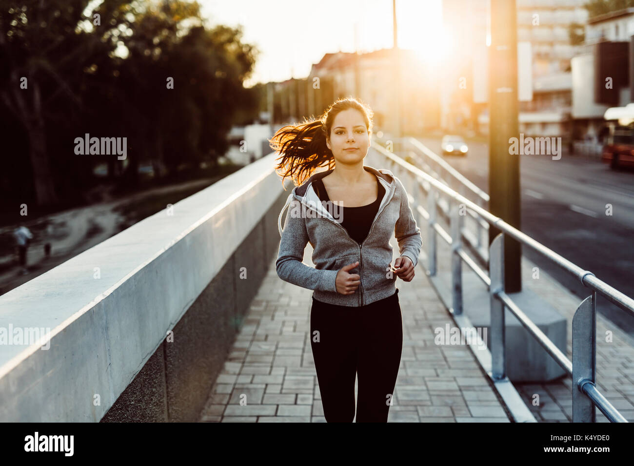 Passende Frau Joggen in der Stadt Stockfoto